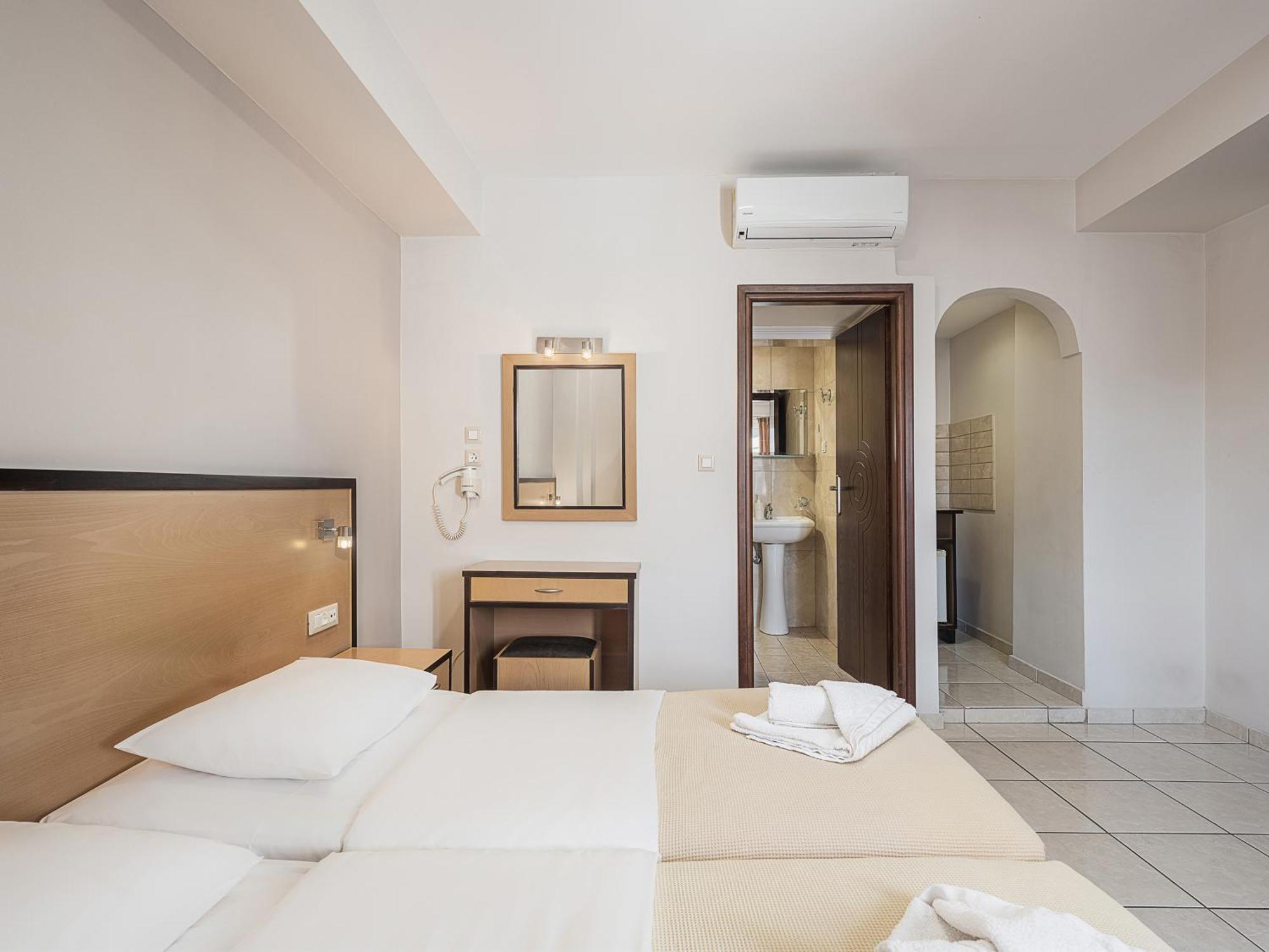Theofilos City Hotel Hriszí Aktí Haniá Kültér fotó
